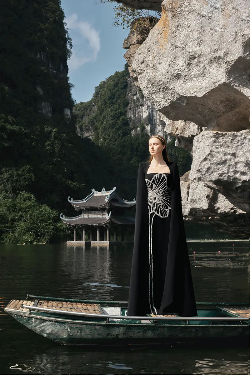 CRYSTAL FLORAL PATTERNED BLACK GOWN